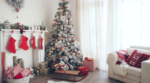 Weihnachtsbaum in dekoriertem Wohnzimmer